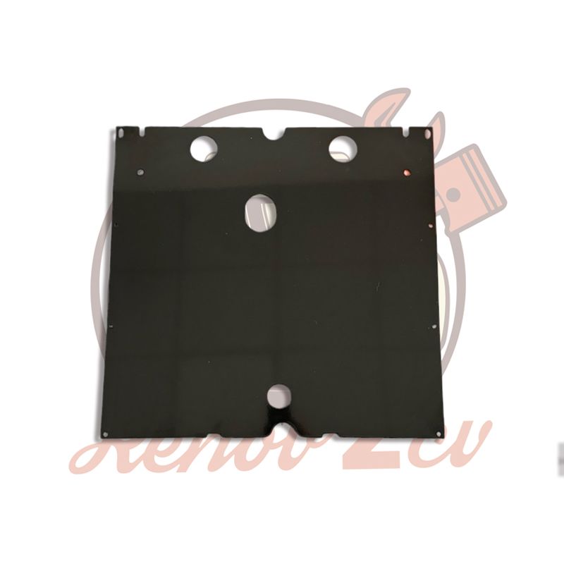 Verstärkte Blech unter Motor glänzend schwarz